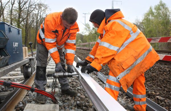 Nachhaltig in die Zukunft - LAT Mitarbeiter verlegen Strohmschienen