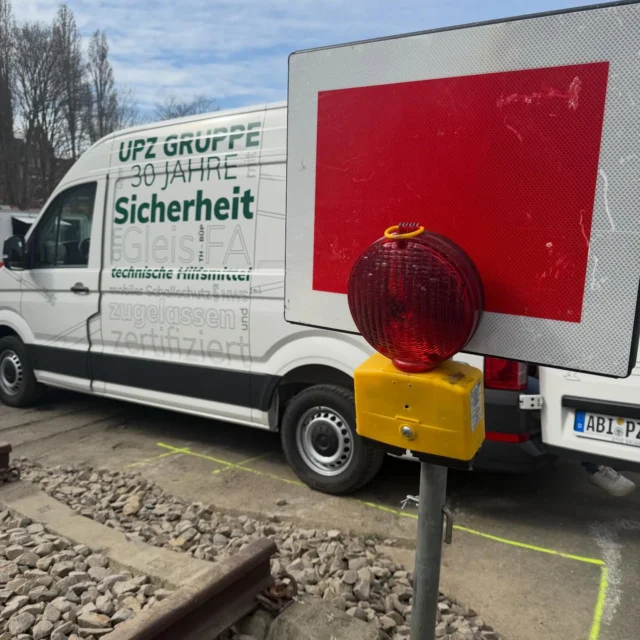 Was bedeutet eigentlich die SH2 Scheibe?
Das ist ein #Schutzhaltsignal.

Das Schild wird genutzt um den Baustellenbereich zu Kennzeichen. In diesem Bereich könnt ihr arbeiten (Zweiwegebagger fahren hier trotzdem!).

Außerhalb von diesem Bereich fahren Züge. 
Also schaut, dass ihr die Scheibe von hinten seht. 

#LATTrainingstag #SicherheitimGleis mit #UPZGruppe