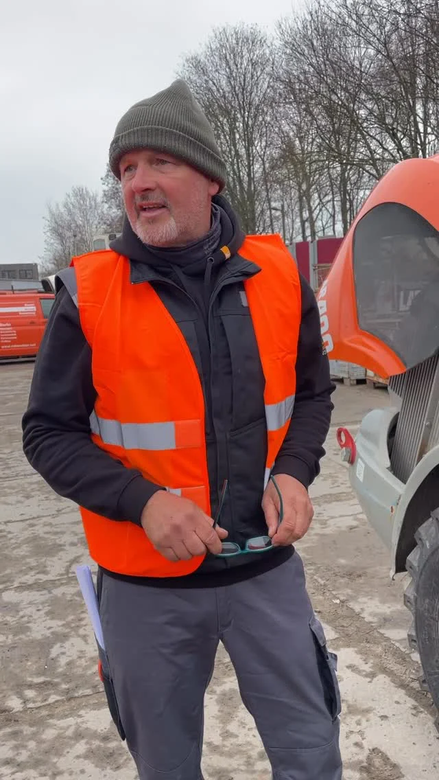 Liebes #teamLAT,
gepflegte Bagger sind sicherer, zuverlässiger und einfacher zu bedienen. 

Wenn ihr euch
✔️weniger Störungen
✔️mehr Sicherheit im Einsatz
✔️weniger unnötige Mehrarbeit
✔️bessere Maschinenleistung
& stolzeres Arbeiten mit gutem Equipment wünscht

…dann müsst ihr ran: Zum Beispiel mit dem Besen! - sagt Jaques.

🧰 Beim LAT Trainingstag stand die kleine Technikpflege im Fokus: von Wasser, Öl, Luft und Kraftstoff bis zur Elektrik und Notfallausrüstung. 

👷Unser Disponent Sebastian und Jacques von @friedrichrohwedder haben auf dem #LATrainingstag an der Station: KLEINE TECHNIK PFLEGE | #Baumaschienenpflege pragmatisch erklärt. 

Warum? Regelmäßige Kontrolle und Pflege helfen dabei, Ausfälle zu vermeiden, Reparaturen zu reduzieren, die Lebensdauer zu verlängern und den Arbeitsalltag stressfreier zu machen.

#LATtrainingstag #lebenslangeslernen LAT.de