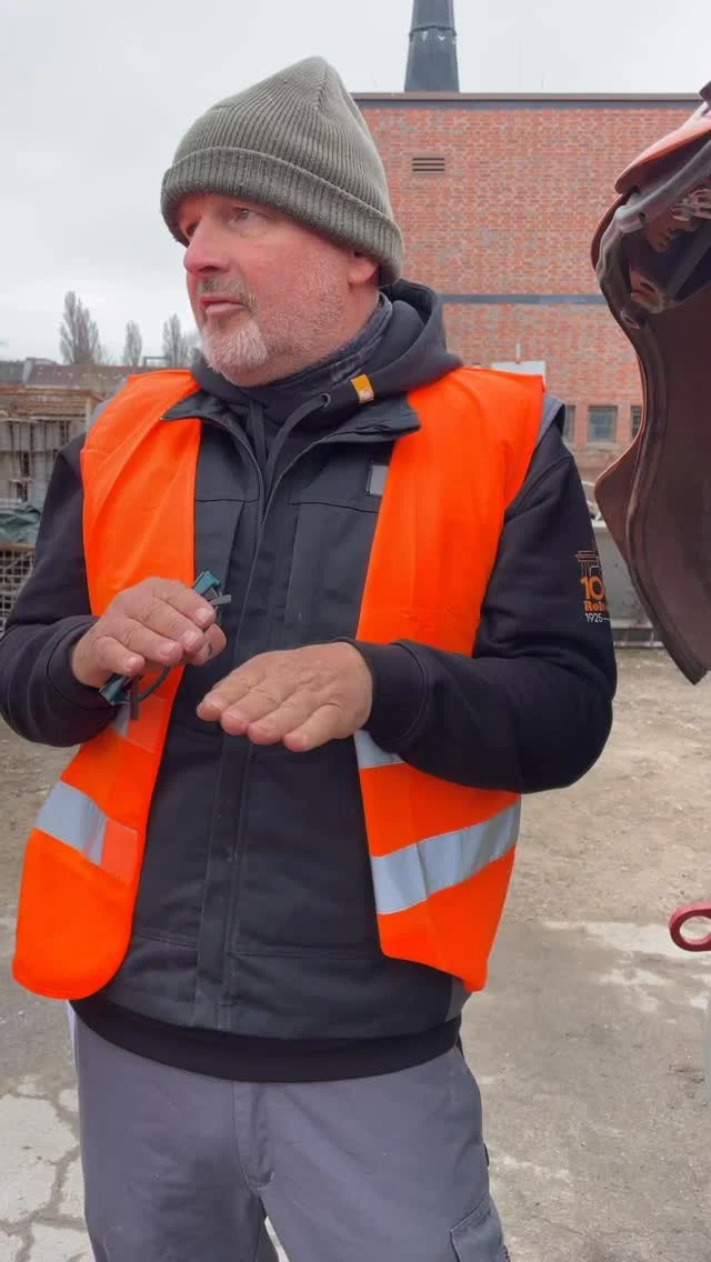 Öfter mal die Haube auf? 
Unbedingt, sagt Jaque von @friedrichrohwedder 

✔️ Was sich unter der Abdeckung versteckt und worauf ihr achten müsst, erklärt er in dem Video vom LAT Trainingstag. Die komplette Checkliste findet ihr bei den Dokumenten in @123erfasst 

❗️Mindestens sollten Flüssigkeitsstände, Sichtkontrolle, Fahrwerk, Schmierung und die Sicherheitsausrüstung geprüft werden. So bleibt die Maschine einsatzbereit und sicher.

🚧 Tägliche Pflege vor Ort sorgt für mehr Sicherheit, weniger Ausfälle, längere Lebensdauer und bessere Leistung.

Wenn du ein Teil der #teamLAT Familie bist, zählen wir dabei auf dich. Nur wenn wir den Fuhrpark pflegen können wir 100% Leistung bringen und unsere Aufträge erfüllen.

👉🏻 Gute Pflege heute spart Stillstand morgen!
