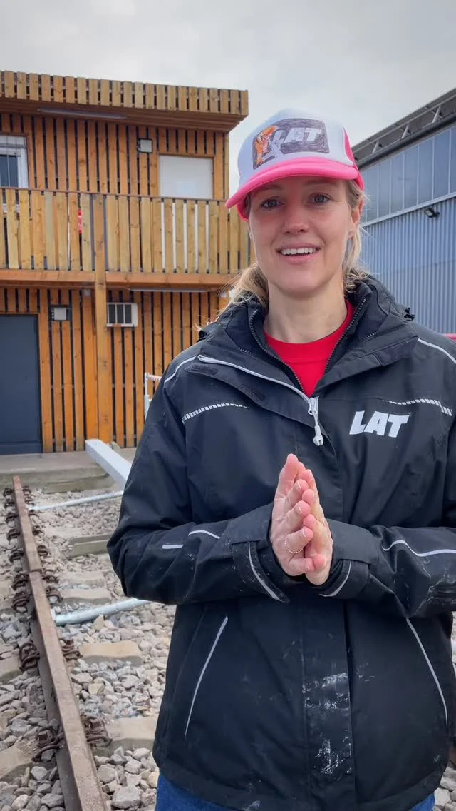 Sicherheit beginnt nicht erst auf der Baustelle
 
🎓An unserem #LATTrainingstag haben wir mit unseren Partner,  der UPZ Gruppe, geübt, worauf es im Ernstfall ankommt. 
 
🚨Wie reagieren wir bei Bahn- oder Arbeitsunfällen? 
 
🎬 Larissa fasst drei wichtige Dinge zusammen, aber das ist nur ein erster Anker. 
 
Hier noch einmal zum Nachlesen..
👉🏻 Sofortmaßnahmen (für alle)
• Arbeit sofort einstellen/ Maschine stillsetzen
• Gefahrenbereich umgehend verlassen (Gleis freimachen)
👉🏻 Eigenschutz vor Fremdschutz
• SIPO/ SAKRA informieren
• Zugverkehr weiterhin nicht aus den Augen lassen
• Ruhe bewahren und ggf. Erste Hilfe leisten (nur wenn gefahrlos möglich)

⚡️WICHTIG: Unterschätze niemals die Gefahr durch herannahende Züge oder elektrischen Strom!
 
Danke für die pragmatische und wichtige Trainingsstation auf dem #LATrainingstag Cathleen und Carsten!
 
#gleisbau #bahnstrom #kabelleitungstiefbau teamLAT