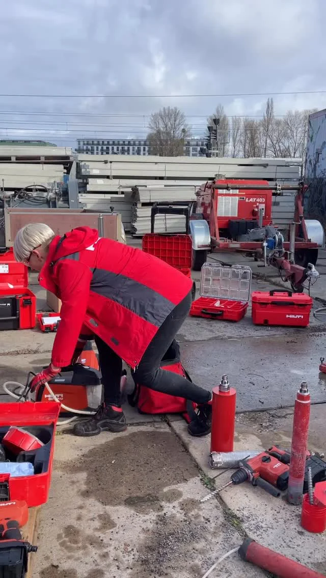 🔩 Kernbohren – mit Ständer oder ohne? @hiltideutschland & #teamLAT zeigen’s euch!

Wusstet ihr, dass es beim Diamant-Kernbohren einen entscheidenden Unterschied macht, ob ihr mit oder ohne Ständer arbeitet? 👇

Handgeführt – flexibel & direkt:
🖐️ Perfekt für Trockenbohrungen in Kalksandstein, Gasbeton, Ziegel & Klinker
⚡ Mehr Gefühl gefragt – Anpressdruck gleichmäßig halten, Gerät gerade führen
🚫 Übermäßigen Druck vermeiden – „Gerät arbeiten lassen”!

Ständergeführt – präzise & kraftvoll:
💧 Ideal für Nassbohrungen in (armiertem) Beton & mineralischen Untergründen
📏 Maximale Genauigkeit & Stabilität beim Bohren
🌊 Wasserdurchfluss immer im Blick behalten

Egal wie, es gilt immer:
🦺 PSA anlegen – Schutzbrille, Hörschutz & Handschuhe immer Pflicht!
🔍 Vor dem Start: Sichtprüfung von Gerät & Bohrkrone
🔁 Bohrkrone regelmäßig prüfen & rechtzeitig wechseln

Auf dem LAT Trainingstag hatten wir Besuch von dem coolsten @hilti Team- die beiden haben uns gezeigt, wie es richtig geht und jede:e von uns durfte ausgiebig üben. Damit es draußen läuft!

#latberlin #kernbohren