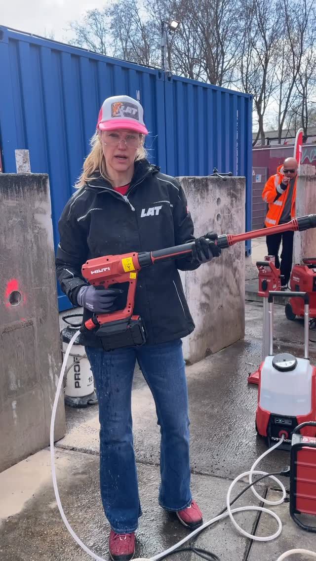 Nach der Kernbohrung ist vor der nächsten Kernbohrung. 💦🧼

📆 Am #LATrainingstag zeigt Larissa, was nach der Arbeit mindestens genauso wichtig ist wie die richtige Bedienung der Maschine: Geräte ordentlich reinigen und einsatzbereit hinterlassen.

🛠️ Gerade nach einer Kernbohrung bleiben Betonstaub, Bohrschlamm und Schmutz an Maschine und Zubehör hängen. Bleibt das dauerhaft dran, macht es die nächste Nutzung nicht gerade besser.

So gehen wir vor:

1️⃣ Kernbohrgerät ausschalten und sicher abstellen.
2️⃣ Den Hilti Akku-Hochdruckreiniger vorbereiten und mit dem Wasserschlauch verbinden. 💧
3️⃣ Gerät, Ständer und Zubehör gründlich von Bohrschlamm und Verschmutzungen befreien.
4️⃣ Dabei besonders auf Stellen achten, an denen sich Rückstände festsetzen können.
5️⃣ Anschließend alles kontrollieren und sauber für den nächsten Einsatz verstauen.

⚠️ Wichtig: Elektrische Anschlüsse, Akkus und empfindliche Bauteile nicht einfach direkt mit Wasser abspritzen. Auch beim Reinigen gilt: Bedienungsanleitung und Arbeitsschutz beachten.

Denn ein sauber gepflegtes Gerät hält länger, funktioniert zuverlässiger und ist beim nächsten Einsatz direkt startklar. 💪

#teamLAT #LATrainingstag #Kernbohrung #Hilti Gerätepflege Arbeitsschutz Kabelleitungstiefbau Bahnstrom Baustellenalltag