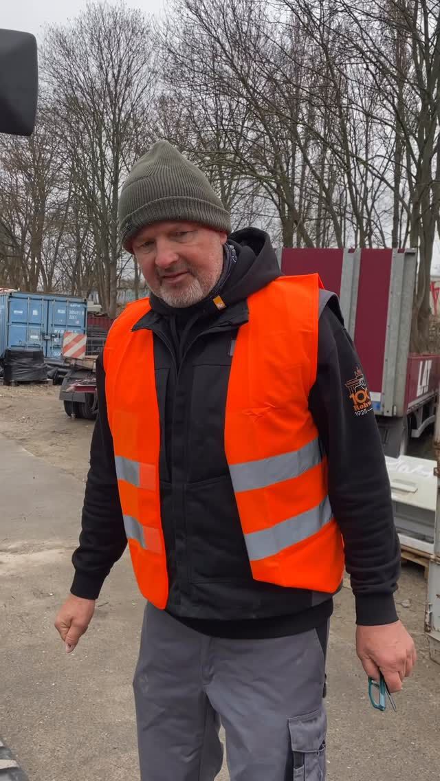 Baggerkette im Blick behalten – kleine Kontrolle, große Wirkung. 👀🚜

📆 Beim #LATrainingstag geht es diesmal um ein Thema, das im Baustellenalltag schnell untergeht: die regelmäßige Kontrolle und Pflege der Baggerketten.

🔧 Gerade das Laufwerk arbeitet jeden Tag unter hoher Belastung. Schmutz, Steine und falsche Kettenspannung können dabei nicht nur den Verschleiß erhöhen, sondern im schlimmsten Fall auch zu Schäden und Ausfällen führen.

Darauf sollten wir achten:

1️⃣ Ketten und Laufwerk regelmäßig kontrollieren – besonders vor und nach längeren Einsätzen.
2️⃣ Steine, Erde und festgesetzten Schmutz entfernen, bevor sie sich im Laufwerk festsetzen.
3️⃣ Auf Beschädigungen und ungewöhnlichen Verschleiß an Kette, Rollen und Antrieb achten.
4️⃣ Die Kettenspannung prüfen – weder zu straff noch zu locker.
5️⃣ Auffälligkeiten nicht einfach weiterfahren, sondern melden und prüfen lassen.

💡 Warum das wichtig ist: Ein gepflegtes Laufwerk hält länger, reduziert unnötige Reparaturen und sorgt dafür, dass der Bagger auf der Baustelle zuverlässig einsatzbereit bleibt.

👉 Also: Nicht erst hinschauen, wenn die Kette runter ist. Kontrolle gehört zum Umgang mit der Maschine dazu.

#teamLAT #LATrainingstag #Bagger #Baggerfahrer Maschinenpflege Wartung Baumaschinen Tiefbau Kabelleitungstiefbau Bahnstrom Baustellenalltag