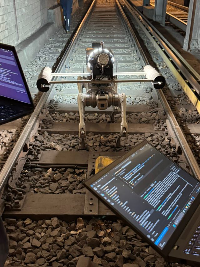 Intelligente Datenerfassung mit Robotik und KI?
Üben wir - zum Beispiel mit der @rwthaachenuniversity 
In dem @bmv #mFUND Forschungsprojekt #RoboTUNN erkunden wir gemeinsam mit allen Projektpartnern:

👉🏻 Können U-Bahn-Tunnel künftig effizienter instand gehalten werden?

🦾Gemeinsam wird ein autonomes Robotersystem entwickelt, das Tunnel digital erfasst und Schäden automatisiert erkennen soll. Mithilfe von Sensorik und künstlicher Intelligenz werden die gesammelten Daten ausgewertet und für die Erstellung digitaler Zwillinge genutzt.

🏆Ziel ist es, die Grundlage für eine vorausschauende Instandhaltung von U-Bahn-Tunneln zu schaffen. RoboTUNN wird dafür in verschiedenen Tests unter realen Bedingungen eingesetzt und kontinuierlich weiterentwickelt.

📆Im August 2026 wurde der Roboter wieder im Gleis getestet - bei der @bvg_weilwirdichlieben - und mit Vincent, Jana und Larissa vom #teamLAT 

Die Tests liefern wichtige Erkenntnisse für die weitere Entwicklung und Optimierung des Systems. 

🌙 Danke für die  spannenden Nachtschichten
@icom_rwth @henri_benz 
@unifreiburg 
@albert.ing 
@statsoft_europe 

#RoboTUNN Robotik KI Tunnelinspektion Infrastruktur PredictiveMaintenance DigitalerZwilling BIM Mobilität Schienenverkehr