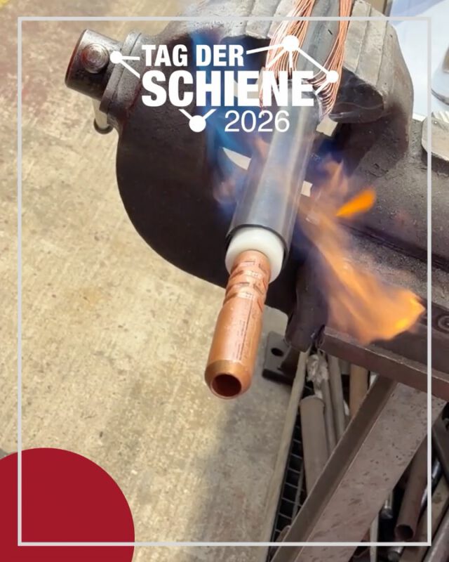 Tag der Schiene 2026 – wir waren wieder dabei! 🔌✨

Auch dieses Jahr durften wir beim Tag der Schiene wieder interessierte Gäste bei uns begrüßen und ihnen einen Blick hinter die Kulissen der LAT Gruppe ermöglichen. 🏭👀 Dabei ging es nicht nur um unsere Arbeit, sondern auch um einen kleinen Ausflug in die Welt der Kabel. ⚡️

Nach der Begrüßung durch unsere Geschäftsführerin Arabelle und der Sicherheitseinweisung durch Lagerleiter Karsten ging es gemeinsam mit unserem kaufmännischen Projektleiter Marko auf einen Rundgang über unser Betriebsgelände: perfekt um beim Blick auf die Gleise etwas über die #stromschiene zu erfahren. 🚶‍♀️🚶‍♂️ 🚆⚡️

Abschließend hat die Gruppe gemeinsam mit einem unserer erfahrensten Monteure Lutz  eine Kabelblume abgesetzt und ein Blick ins Innere der Kabel geworfen. 🔍🔌 Ein spannender Einblick in die Technik, die sonst oft verborgen bleibt!

🙏 Ein großes Dankeschön an Lutz und Marko für die tolle Betreuung unserer Gäste und an unser Team Lager für die super Vorbereitung! 💪❤️

#TagDerSchiene #LATGruppe #HinterDenKulissen #Kabeltechnik Stromschiene Eisenbahn TeamLAT TdS LATeam