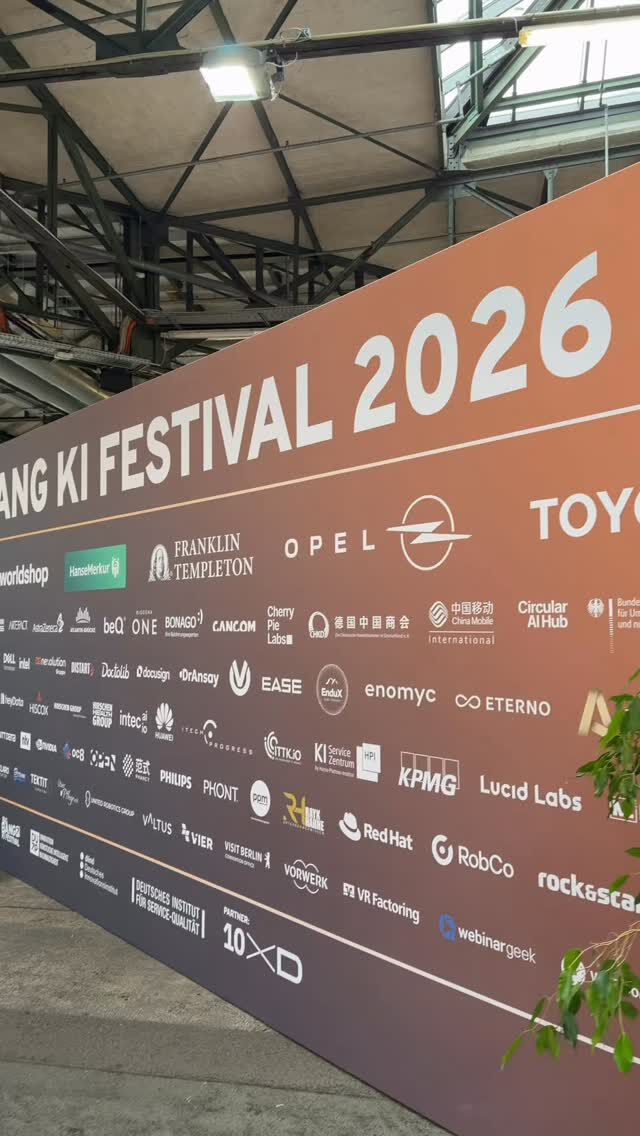 Die LAT Gruppe beim BIG BANG KI FESTIVAL 2026 in der STATION Berlin: zwei Tage voller Austausch, konkreter Ideen und vor allem einer zentralen Frage: Wie wird KI im Unternehmensalltag wirklich wirksam?

Auf der Bühne hat unsere Geschäftsführerin Larissa gezeigt, was wir als LAT Gruppe von Start-ups lernen – und warum es nicht reicht, KI nur zu diskutieren. Entscheidend ist, konkrete Anwendungsfälle zu identifizieren, auszuprobieren, in Reallaboren zu testen und gemeinsam weiterzuentwickeln.

Mit dabei waren starke Beispiele aus der Praxis:

@lindera.ai mit Diana Heinrichs: KI-gestützte 3D-Bewegungsanalysen, die dabei helfen, Mobilität und Sturzrisiken präziser einzuschätzen – für mehr Prävention und Unterstützung in der Pflege.

@encosa.energy mit Sascha Koberstaedt: intelligente Batteriespeicherlösungen für Gewerbe und Industrie, die Energiekosten senken, Lastspitzen optimieren und die Energiewende wirtschaftlich voranbringen.

Auch unser Werkstudent Alexander war vor Ort, hat Impulse gesammelt, Gespräche geführt und erlebt, wie vielfältig KI bereits heute eingesetzt wird. Denn Zukunft entsteht nicht allein auf Bühnen – sondern im Austausch zwischen erfahrenen Praktiker:innen, jungen Talenten, Wissenschaft, Unternehmen und Start-ups.

Unser Fazit: KI ist kein Selbstzweck. Sie muss Prozesse verbessern, Teams entlasten und im Alltag einen echten Unterschied machen. Dafür braucht es Neugier, Mut zum Testen und Mitarbeitende, die auf dem Weg mitgenommen werden.

Danke an das bigbangfestival für die tolle Bühne und an alle Gesprächspartner:innen für die Inspiration.

& ein kleines persönliches Dankeschön von Larissa an @sissbliss / Sissi Hadenberg für die wunderschöne Haarspange. ✨

#BBKI26 #KünstlicheIntelligenz #Infrastruktur #Reallabor #HealthTech