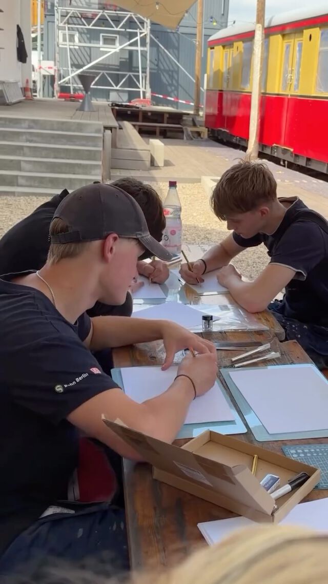 🚇 Unsere @lat_sbahn wird zur Leinwand – der KI Showroom bleibt aktiv.

Der Berliner Künstler Dared (@dared.artist / @dared.studio) hat mit den Azubis der @deine_sbahnberlin einen kreativen Workshop umgesetzt.

🫟Mit Lettering, Calligraphy und viel Gefühl für Form, Raum und Bewegung ist ein besonderes Kunstwerk entstanden: Eine Seite des Zuges trägt jetzt eine Gestaltung, die Haltung zeigt – sichtbar, individuell und gemacht von Menschen, die an diesem Projekt mitarbeiten. @kreativkulturberlin @kreativbund 

Dared ist Berliner Urban Artist und verbindet in seiner Arbeit Kunst, Design und öffentliche Räume. Genau das passt zu uns: Sie ist nicht nur ein sanierter Waggon, sondern zugleich unser Showroom und eine KI-Sandbox für #SmartCity sowie sicheren, sauberen und zukunftsfähigen Nah- und Fernverkehr.

❤️Dass die Azubis der S-Bahn Berlin bei nicht nur handwerklich, sondern auch kreativ aktiv wurden, macht die Zusammenarbeit für uns noch besonderer. Herzlichen Dank!

#Ausbildung heißt eben auch: Verantwortung übernehmen, eigene Ideen einbringen und etwas hinterlassen, das bleibt.

👉🏻Die gestaltete Seite ist zugleich ein Wunsch an alle, die daran vorbeikommen: Respektiert, was hier entstanden ist.

Denn Flächen wie diese werden leider viel zu oft besprüht oder beschädigt. Wir hoffen, dass die gemeinsame Arbeit, die Energie und die Geschichte hinter diesem Kunstwerk schützen, was die Azubis zusammen mit Dared geschaffen haben.

Danke #Dared für die Inspiration und den Workshop – und a die Azubis der S-Bahn Berlin für euren Mut, euren Einsatz und eure Kreativität. 

#LATGruppe #LATSbahn SBahnBerlin Dared DaredArtist DaredStudio BerlinArt UrbanArt Lettering Calligraphy Ausbildung Azubis SmartCity KünstlicheIntelligenz MobilitätDerZukunft Infrastrukt