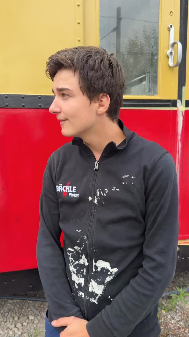 Wie fühlt es sich an, wenn man einen alten S-Bahn-Waggon nicht nur selbst restauriert, sondern anschließend auch noch künstlerisch mitgestalten darf?

Genau das erzählen uns die Azubis der @deine_sbahnberlin , die gemeinsam mit dem Berliner Urban Artist Dared @dared.artist @dared.studio unserer @lat_sbahn einen ganz besonderen Look verpasst haben.

Zwischen Handwerk, Kreativität und Teamwork ging es im Workshop um viel mehr als nur Farbe auf einem Zug. Es ging darum, eigene Ideen einzubringen, Neues auszuprobieren und gemeinsam etwas zu schaffen, auf das man stolz sein kann. 💪

Das Ergebnis? Ein Stück Berliner Bahngeschichte, das jetzt auch die Handschrift der nächsten Generation trägt. ❤️

Im Video erzählen die Azubis selbst, wie sie den Workshop erlebt haben und was dieses besondere Projekt für sie bedeutet.

Ein großes Dankeschön an alle Beteiligten und an Dared für die kreative Unterstützung! 🙌

#LATGruppe #LATSbahn #SBahnBerlin #Ausbildung #Azubis UrbanArt Teamwork Berlin