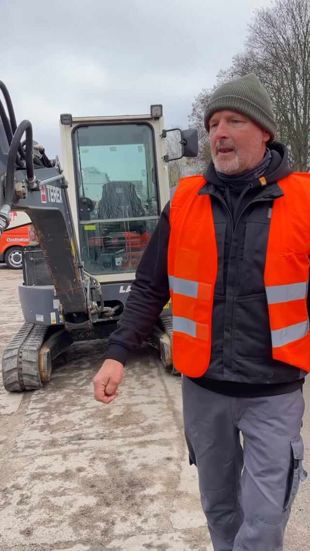 🚜🔧 Gut geschmiert ist halb gewartet!

Ob Bagger, Radlader oder andere Baumaschinen – damit auf der Baustelle alles rundläuft, braucht es nicht nur starke Maschinen, sondern auch die richtige Pflege.

💪 Vor Arbeitsbeginn heißt es deshalb: prüfen, reinigen und abschmieren!

Besonders wichtig sind saubere Schmierstellen. Denn Schmutz und Staub haben in Lagern und beweglichen Bauteilen nichts verloren. Regelmäßiges Abschmieren nach Herstellervorgaben reduziert den Verschleiß, schützt die Technik und sorgt dafür, dass unsere Maschinen zuverlässig im Einsatz bleiben.

🛠️ Gute Wartung beginnt, bevor der Motor startet.

Vielen Dank an Firma Rohwedder, die uns im Fuhrparkmamagement und bei Schulungen immer tatkräftig unterstützt. & Merci an Unseren Disponent und Fuhrparkleiter Sebastian, der mit viel Geduld und starken Nerven das ganze am Laufen hält!

#LAT #Baumaschinen #Bagger #Radlader Maschinenwartung Baustellenalltag Arbeitssicherheit