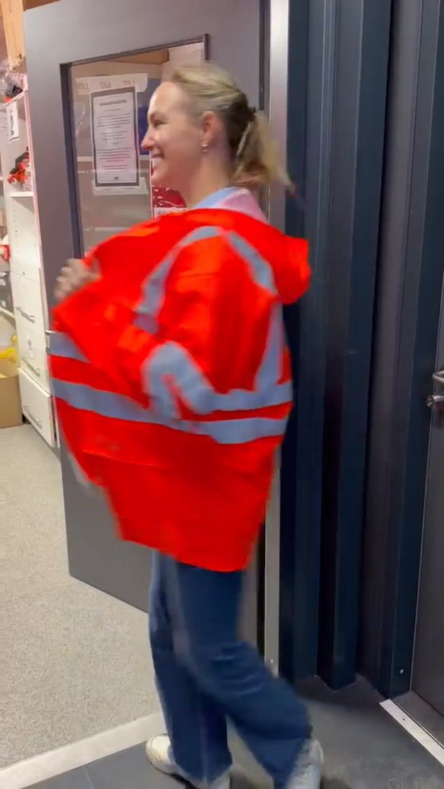 🌧️ Schlechtes Wetter? Gute Laune 💪🚧

Und trocken bleiben wollen wir:  Dafür sind auch die neuen Regenjacken da – natürlich mit großem LAT-Logo auf dem Rücken! 😎

#teamLAT ihr könnt die Jacken über die Bauleiter:innen anfragen. Das Lagerteam weiß auch Bescheid. 

Danke für die Orga Cathleen ❤️

#LAT #LATTiefbau #TeamLAT #Baustellenalltag Tiefbau Regenjacken Arbeitskleidung